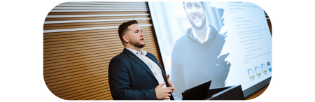 Damian przemawia na podium