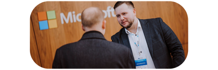 Uścisk dłoni z logiem Microsoft w tle