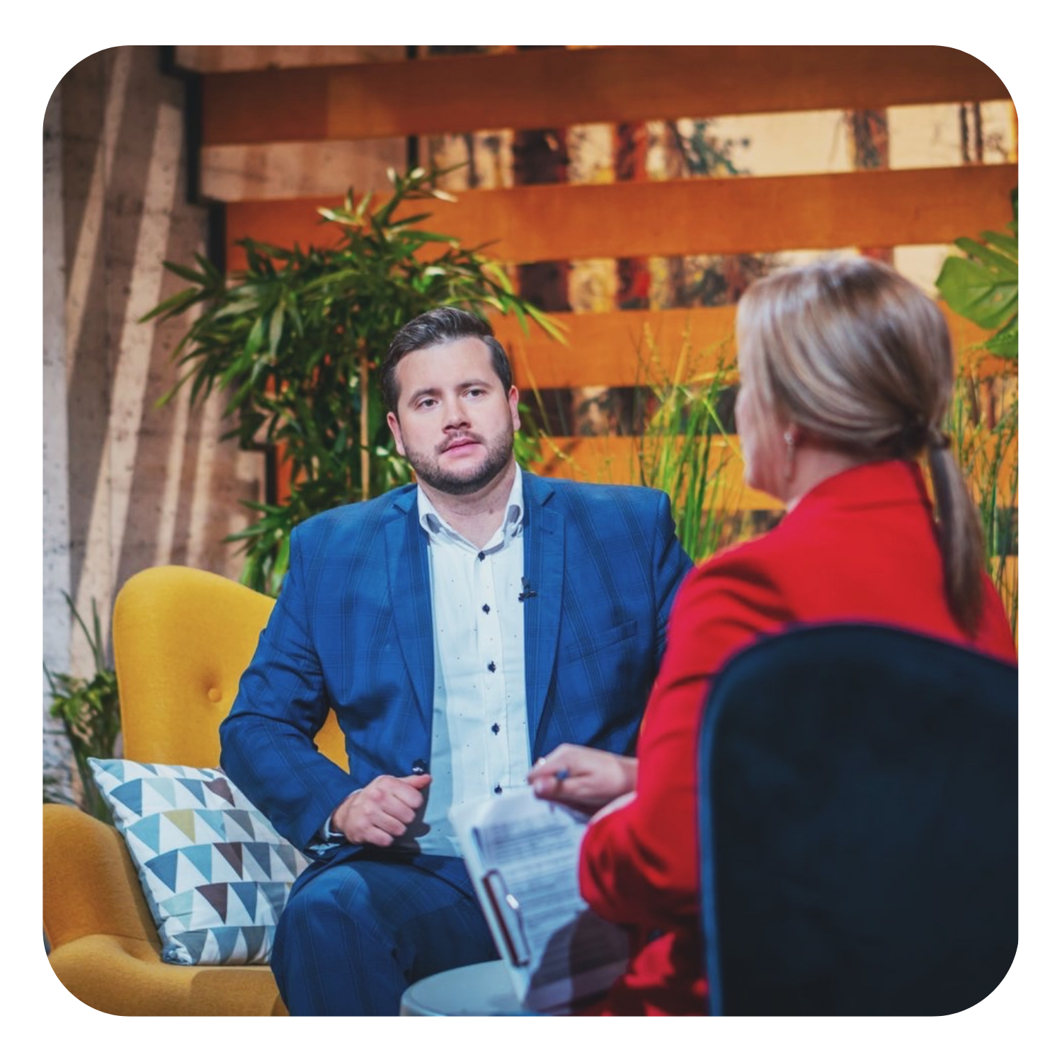 Rozmowa ekspercka w kameralnym studiu z roślinami — wywiad o cyberbezpieczeństwie