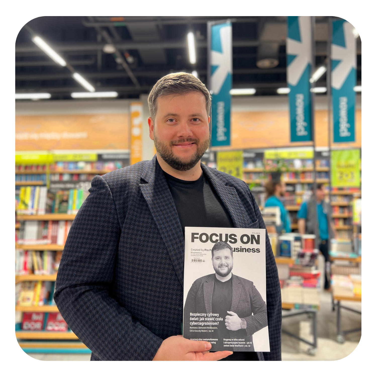 Wywiad w księgarni — ekspert trzyma numer magazynu FOCUS ON Business