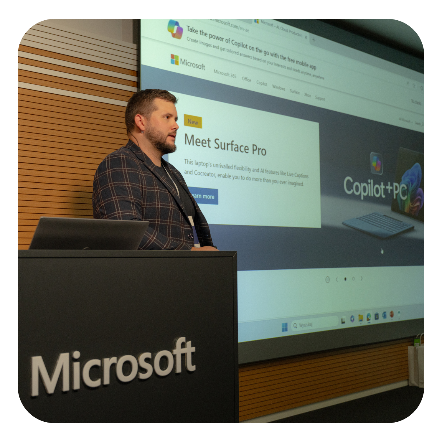 Prezentacja w Microsoft — prelegent przy pulpicie, pokaz Copilot+ PC / Surface Pro