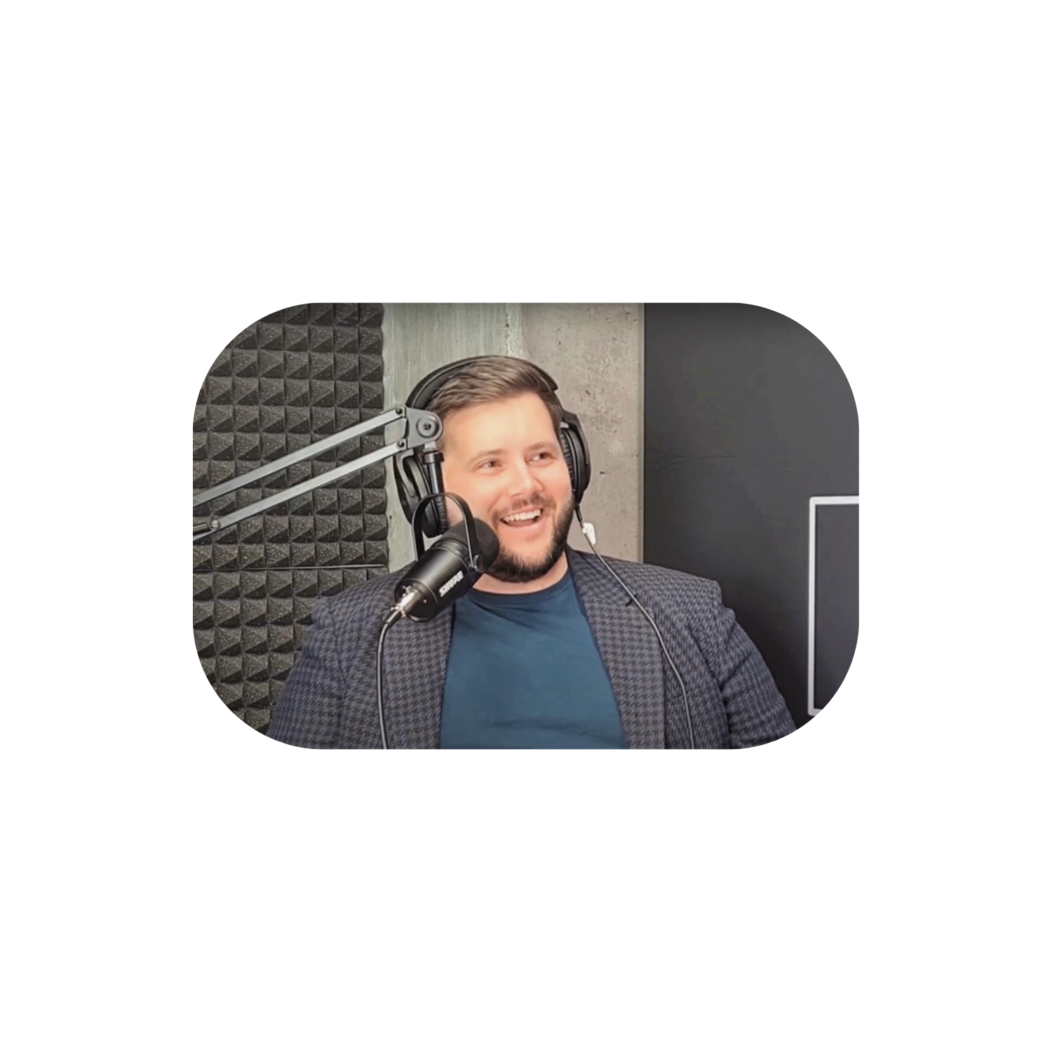 Nagranie podcastu — prowadzący w słuchawkach przy mikrofonie w studiu nagraniowym