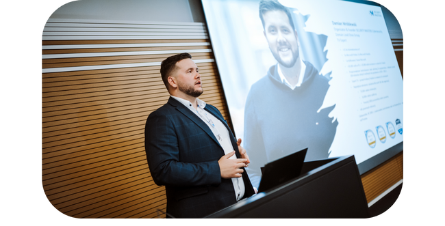 Damian udzielający wykładu